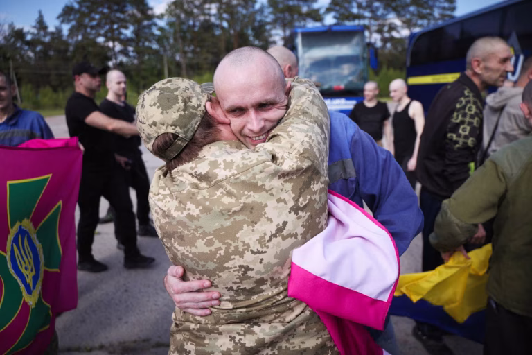 Rusia y Ucrania intercambian prisioneros en el mayor acuerdo humanitario desde el inicio de la guerra